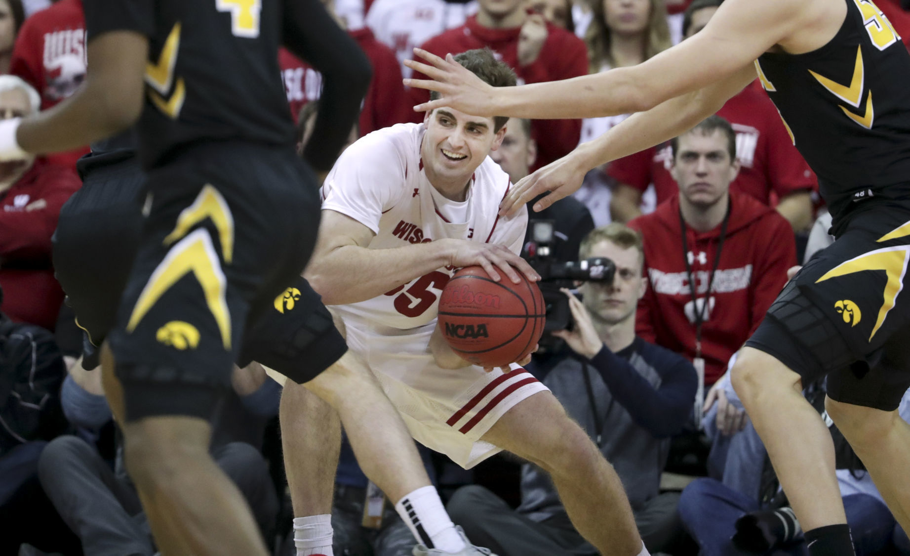 Badgers 65, Hawkeyes 45